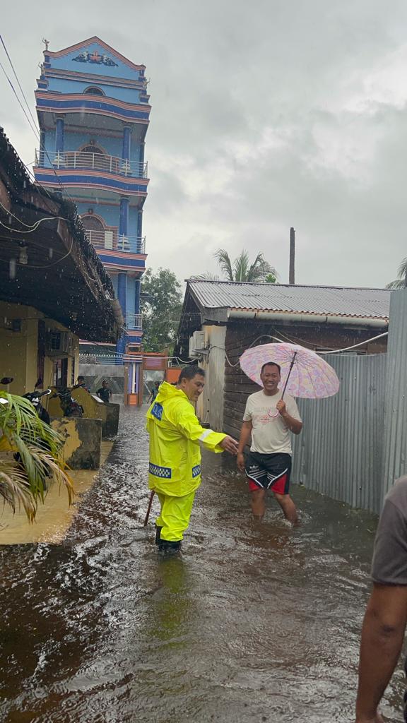 Kapolres AKBP Andi Yul Turun Langsung Pantai Kondisi Banjir, Dorong Motor Mogok Hingga Bersihkan Selokan